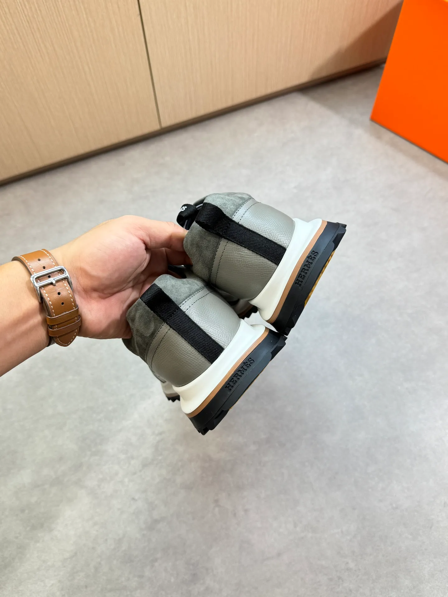 Men's shoes 💰740 [HERMES] Hermès - High-end quality original single casual sports shoes - Upper: 🔝 Nappa calfskin, palm-print cowhide, suede sheepskin leather, tongue. Heel. Brand logo webbing - Lining: brand canvas, foot pad; water-dyed cowhide - Outsole: ultra-light T men's shoes 💰U foam rubber; two-color molded outsole -Ultra-high quality control·Fine workmanship: highlighted (high-end·nobility·grade) -Size: 39-44 (38, 45, can be customized)·0118